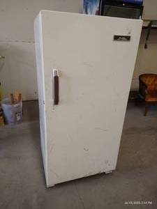 lot 32 image: Montgomery Ward 16 cu. ft. Upright Freezer