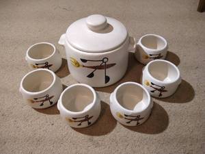 lot 119 image: Vintage West Bend Pottery Set - Pot & (6) Bowls