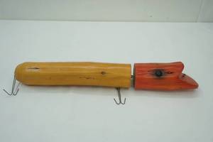 lot 1 image: Hand Carved and Painted Novelty Jointed Fishing Lure 22.5