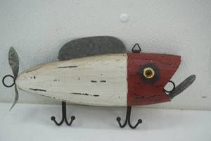 lot 3 image: Wooden Fishing Lure KeyCoat Wall Hang