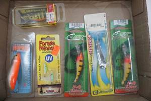 lot 44 image: Fishing Lures 6ct (unopened)