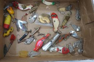 lot 68 image: Vintage Fishing Lures & Spinnerbait