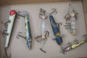 lot 122 image: Vintage Lures Red Devil, Heddon, glass & cork lures and more