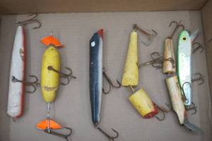 lot 124 image: Vintage Lures-Wooden Musky Lures