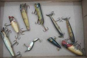 lot 140 image: Vintage Lures Bass Oreno, Poppers and other Wooden Lures