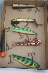 lot 142 image: Vintage Lures Wooden Musky & Pike Lures