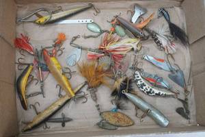 lot 146 image: Vintage Lures Helin Flatfish, Antique Pflueger Spinners, Rapalas, Heddon and more