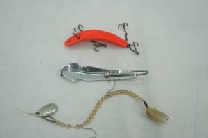 lot 186 image: Vintage Fishing Lures (3ct)