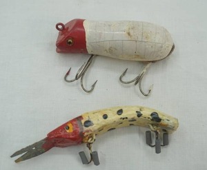 lot 198 image: 2ct Vintage Fishing Lures Red & White Wooden Mouse