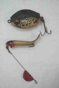 lot 200 image: 2ct Vintage Fishing Lures P&K Gold Scale Whirl Away & Wooden Lure