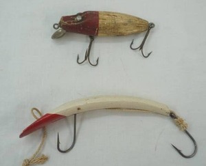 lot 217 image: 2ct Vintage Fishing Lures red & white