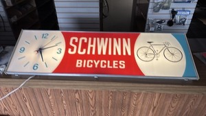 lot 5 image: Vintage Schwinn Bicycles Lighted Sign with Clock