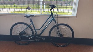 lot 9 image: Fuji Crosstown 1.5 Hybrid Bike - Size Large - NEW
