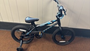 lot 16 image: Haro Shredder 16 Kids Bicycle with Training Wheels - NEW