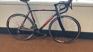 lot 26 image: Fuji Roubaix Road Bike Medium Size - New