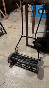lot 167 image: Yardworks Manual Lawn Mower
