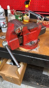 lot 198 image: Columbian D44-M3 Bench Vise