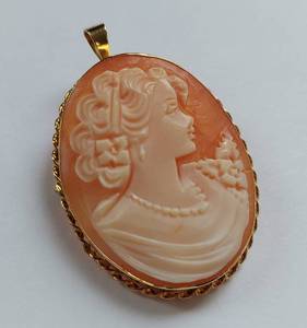 lot 20 image: 14K Gold Cameo Brooch Pendant - Exquisite Carving - 6 Grams