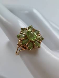 lot 21 image: 10kt Gold Peridot Ring with Elegant Design