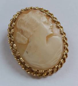 lot 25 image: Vintage 14K Gold Cameo Brooch 5.7 Grams