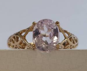 lot 26 image: Vintage 10K Gold Ring with Kunzite Gemstone