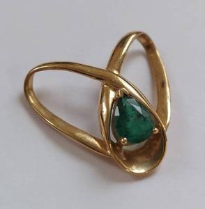 lot 29 image: 10K Gold Ring with Emerald Teardrop Gemstone