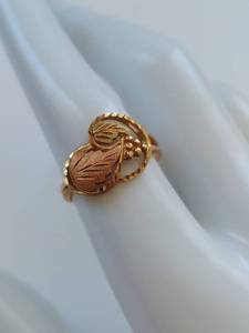 lot 34 image: 10K Multi Tone Gold Leaf Design Ring Elegant Unique Jewelry