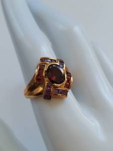 lot 37 image: Stunning 10K Gold Garnet & Amethyst Ring