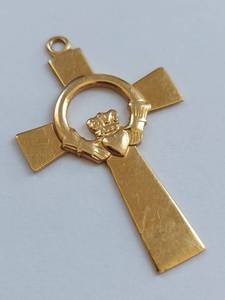 lot 39 image: 14k Gold Irish Claddagh Cross Pendant