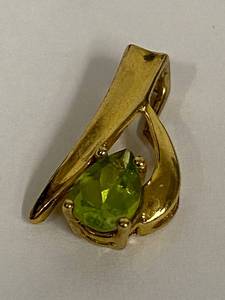 lot 58S image: Elegant Sterling Silver Pendant with Green Gemstone