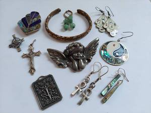 lot 140 image: Vintage Jewelry Collection Earrings, Pendants & More