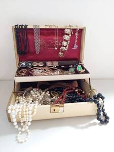 lot 141 image: Vintage Jewelry Lot with Variety of Pieces