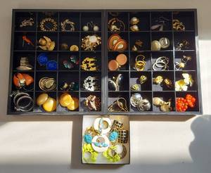 lot 142 image: Large Vintage Jewelry Collection Brooches, Rings, Earrings