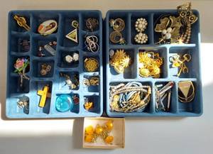 lot 144 image: Assorted Vintage and Modern Jewelry Collection