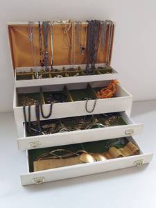 lot 145 image: Vintage Jewelry Box with Assorted Costume Jewelry