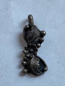lot 163 image: LB Navajo Sterling Silver Pendant Leaf and Floral