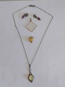 lot 199 image: Artisanal Jewelry Set with Murano Glass Charm