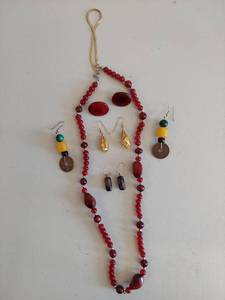 lot 203 image: Vintage Jewelry Lot Bakelite Earrings & More