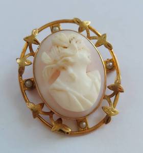 lot 47 image: Vintage 10K Gold Cameo Brooch w Seed Pearls by Marathon