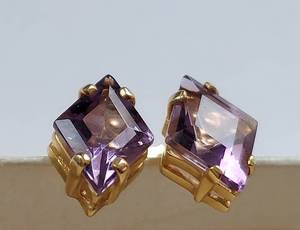 lot 53 image: Elegant 14k Gold Amethyst Gemstone Earrings