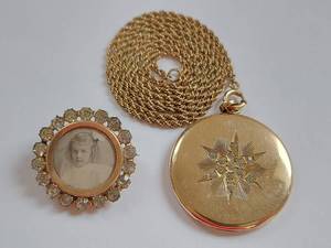 lot 112 image: Vintage Gold Locket Necklace and Brooch Set