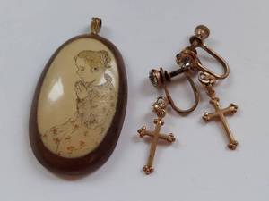 lot 118 image: Vintage Wooden Prayer Pendant & Cross Earrings Set