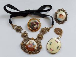 lot 122 image: Vintage Cameo Brooch Necklace Locket Set