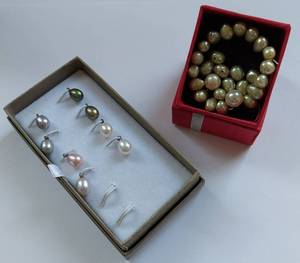 lot 124 image: Assorted Cultured Pearl Bracelet and Earring Set
