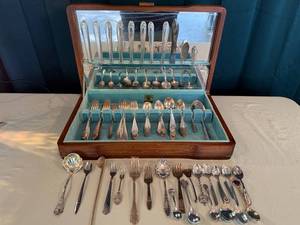 lot 3 image: Vintage Silver Plated Flatware Set with Wooden Case