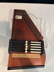lot 21 image: Vintage Zimmerman Autoharp Musical Instrument