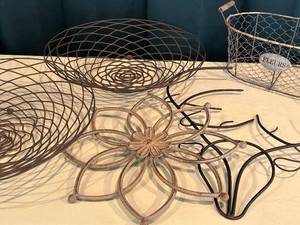lot 59 image: Set of 5 Decorative Wrought Iron Baskets and Wall Decor Pieces