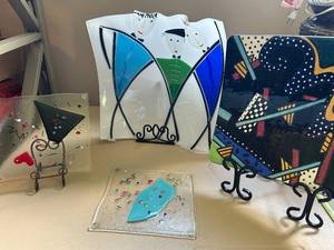 lot 115 image: Set of 4 Colorful Art Glass Plates with Stand