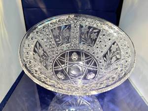 lot 123 image: Elegant Cut Crystal Bowl with Intricate Floral Design
