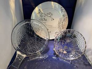 lot 125 image: Set of 3 Decorative Dishes with 50th Anniversary Design